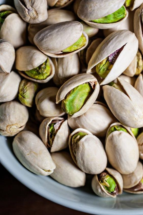 a heap of pistachios that have rich in iron 