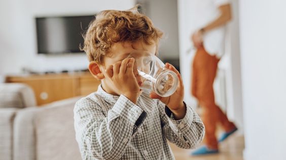 stay hydrated in children with drink water 