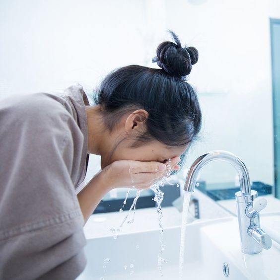 gently wash eyelid with sanitation water